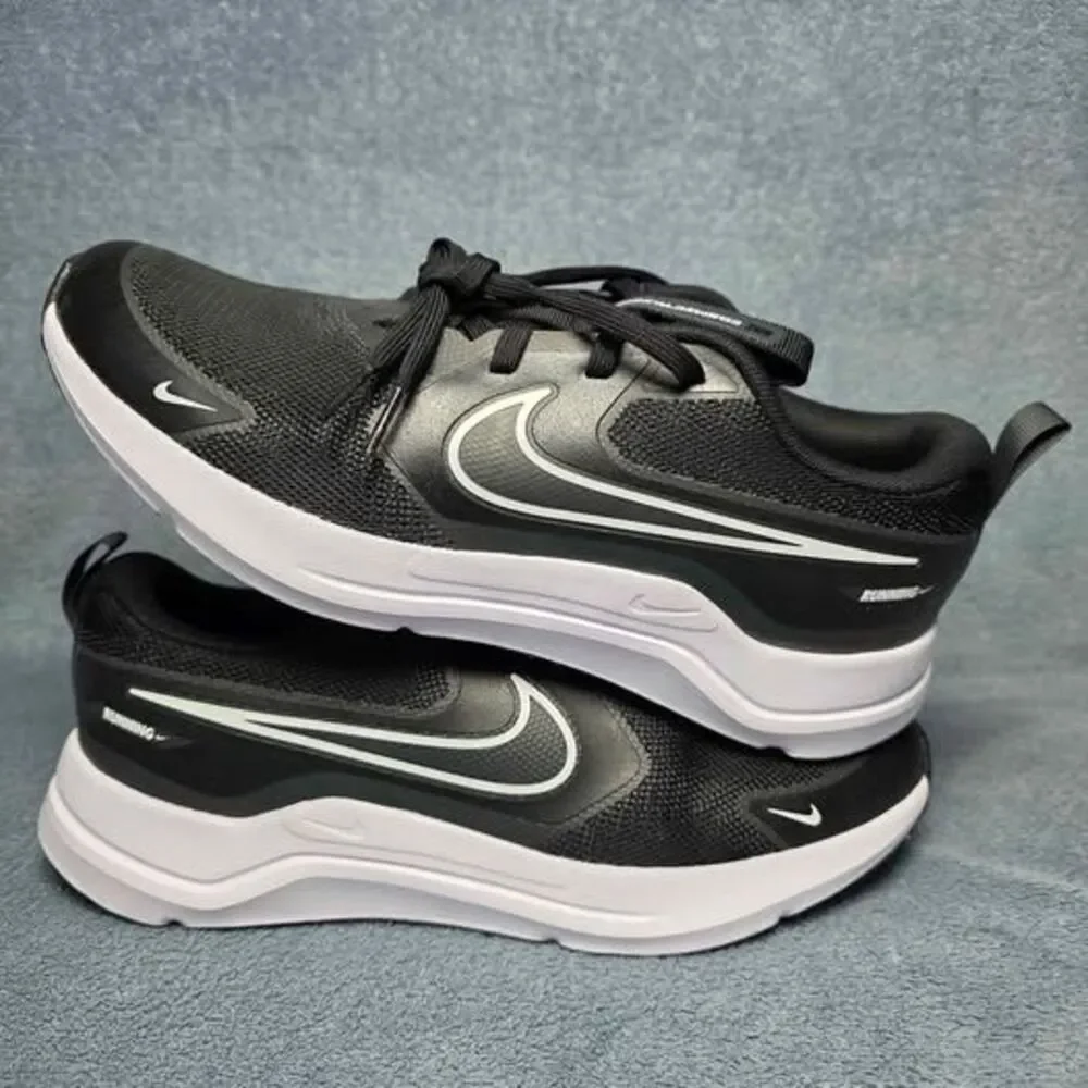 Nike Cosmic Runner Road Running Shoes Black White Size Boys 7y or Womens 8.5